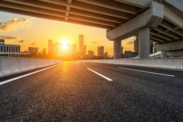 谁能帮我找到关于四年级下简便运算的300道题